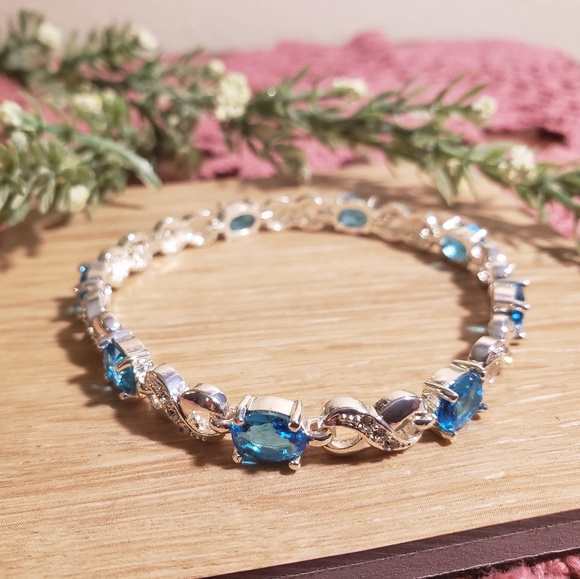 Jewelry - 🌸 Elegant Silver Blue Topaz Crystal Bracelet